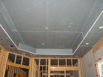 Un plafon cu două niveluri de gips-carton cu mâinile lor pas cu pas intsruktsiyami
