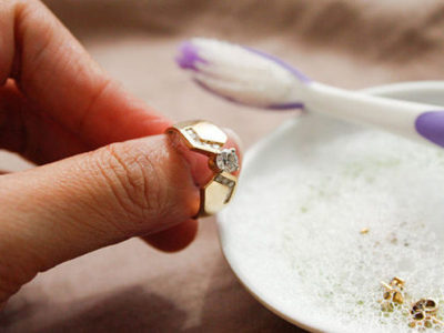 Cum pentru a curăța bijuterii din aur cu pietre la domiciliu