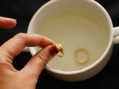 Cum pentru a curăța bijuterii din aur cu pietre la domiciliu