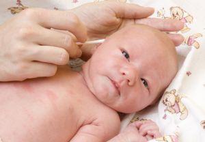 Cum pentru a curăța urechile de nou-născuți și sugari