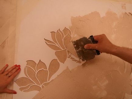 Cum se aplica șablonul pe perete cu mâinile fotografie lor de a utiliza șabloane pentru pereți