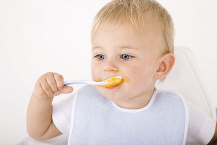 Cum să învețe un copil să mănânce cu o lingura de a deține în mod corect și în mod independent, o lingură