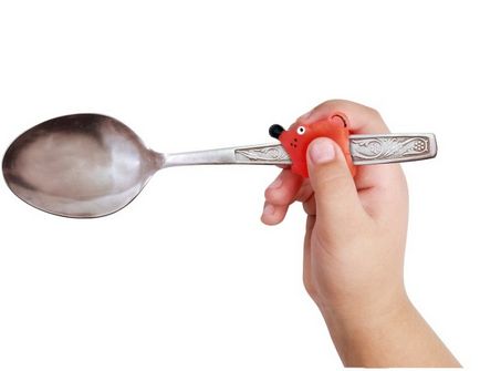 Cum să învețe un copil să mănânce cu o lingura de a deține în mod corect și în mod independent, o lingură