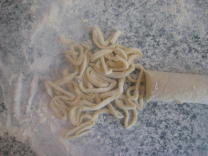 Cum să pregătească un home-made rețete paste cu pas cu pas fotografie (modul de a face tăiței de casă) Cum să pregătească un home-made rețete paste cu pas cu pas fotografii