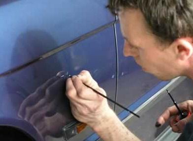 Cum să picteze peste zgârieturile pe masina cu mâinile lor