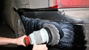 Cum să picteze peste o zgarietura pe masina cu mâinile lor