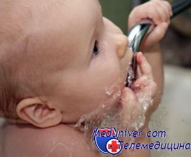 Când și cum să bea apă copil cât de mult apa ar trebui să fie copil beat