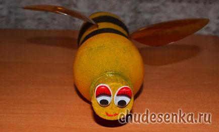 Bee de sticle de plastic - chudesenka - site pentru copii și părinți (Bee) Bee de sticle de plastic - chudesenka - site pentru copii și părinți