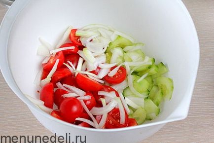 salata Rețetă de roșii și castraveți cu ceapă la grădiniță
