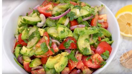 Salata cu avocado, roșii și castraveți