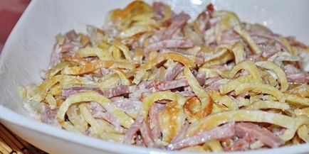 Salata cu cârnați afumat și castravete