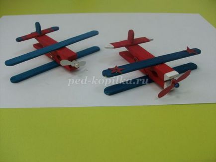 Avionul cu mâinile lor din carton (avion) Avionul cu mâinile lor din carton