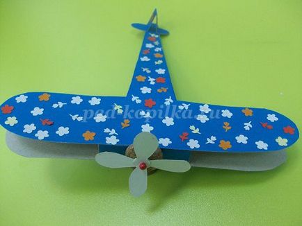 Avionul cu mâinile lor din carton (carton) Avionul cu mâinile lor din carton