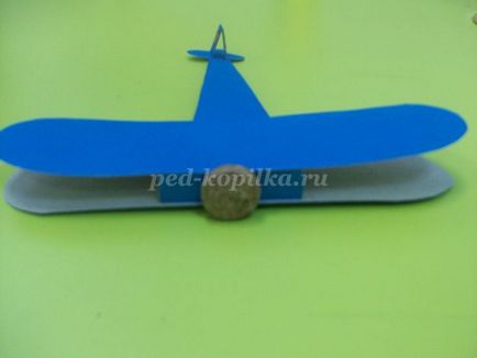 Avionul cu mâinile lor din carton (carton) Avionul cu mâinile lor din carton