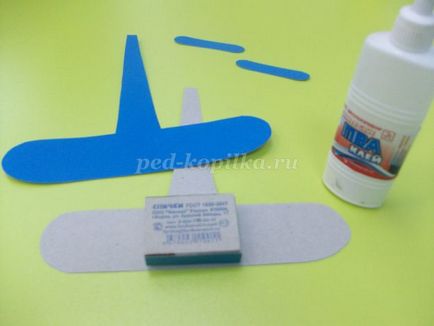 Avionul cu mâinile lor din carton (carton) Avionul cu mâinile lor din carton