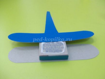 Avionul cu mâinile lor din carton (carton) Avionul cu mâinile lor din carton