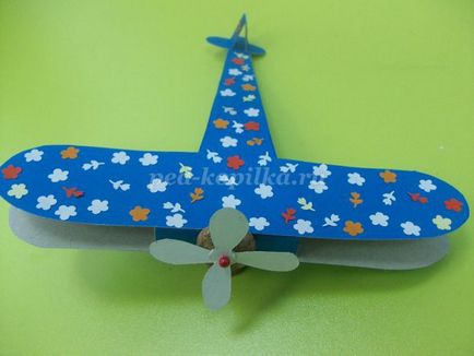 Avionul cu mâinile lor din carton (carton) Avionul cu mâinile lor din carton