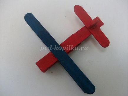 Avionul cu mâinile lor din carton (avion) Avionul cu mâinile lor din carton