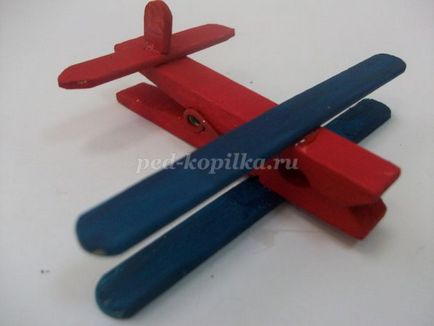 Avionul cu mâinile lor din carton (avion) Avionul cu mâinile lor din carton