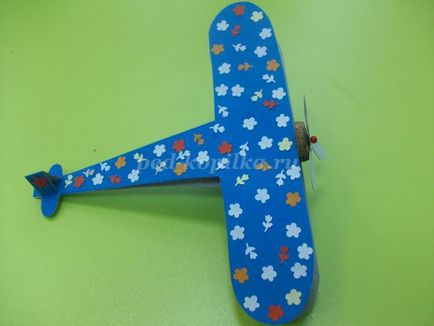Avionul cu mâinile lor din carton (avion) Avionul cu mâinile lor din carton