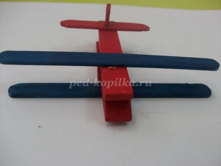 Avionul cu mâinile lor din carton (avion) Avionul cu mâinile lor din carton