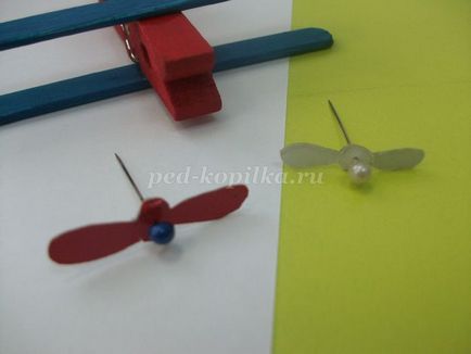Avionul cu mâinile lor din carton (carton) Avionul cu mâinile lor din carton
