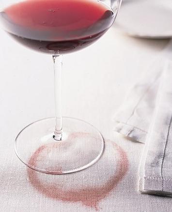 Sfaturi despre cum să obțineți petele de vin roșu