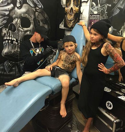 tattoo artist pentru copii pacienți fericit la copii desene spital de pe piele