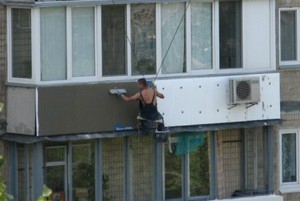 Încălzirea balcon cu mâinile sale să se încălzească spumă de polistiren în interiorul și în afara