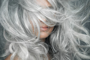 Ce culoare este cel mai bine pentru a picta părul gri, cum pentru vopsirea părului gri în sat - Ziua femeii