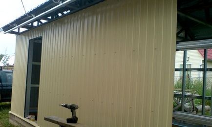 Hangar de carton ondulat cu mâinile sale etape de construcție
