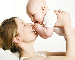 Cu cât este mai util să se angajeze cu copilul în prima lună de viață