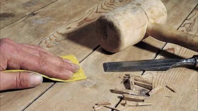 Fisurile reparate în podeaua de lemn cu mâinile lor