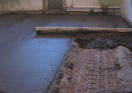 Turnării podea de apă caldă - dispune de un șape semi-uscate, exemple foto și video