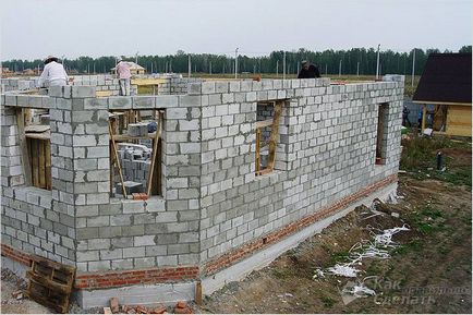 mâini Casa keramzitoblokov - de origine al blocurilor de beton agregate ușoare