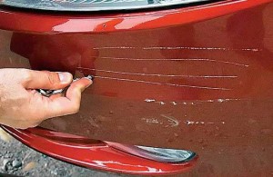 Cum să picteze peste o zgarietura pe masina