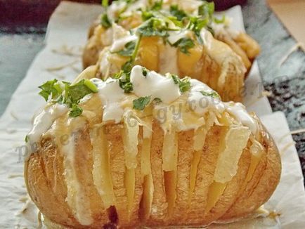 Cartofi acordeon cu șuncă și brânză rețetă în cuptor