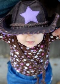 pălărie de cowboy cu mâinile