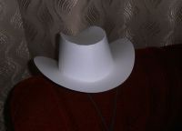pălărie de cowboy cu mâinile