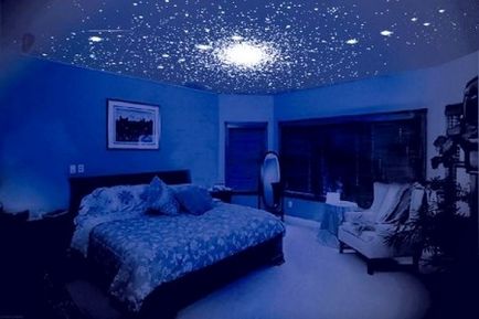 plafon suspendat în dormitor (foto) cu descrierea spoturi luminoase
