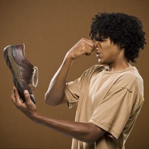 Mirosurile pantofi motive, îngrijirea adecvată, oamenilor mijloacele și metodele de miros