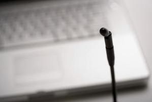 Cum se activează microfonul încorporat pe un laptop