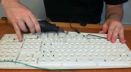 tastatura iluminata cu mâinile