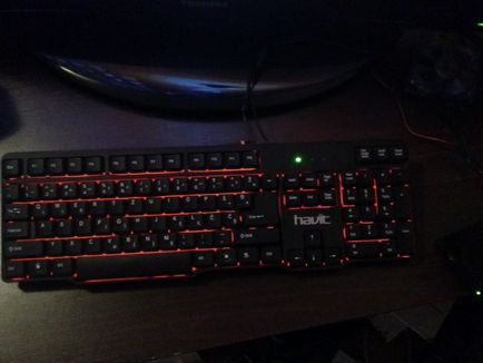 tastatura iluminata cu mâinile