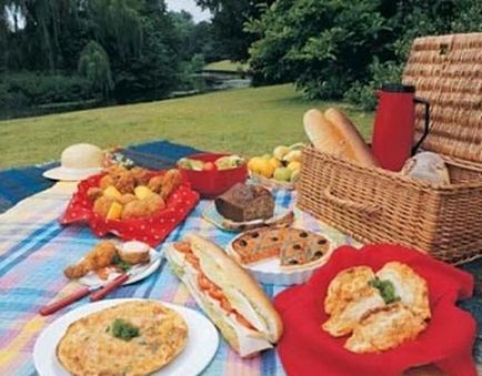 Ce să aducă pe o masă de picnic dintr-o listă de produse și rețete de vară (care este de a lua la un picnic din alimente: o listă a celor mai bune alimente și mâncăruri gata preparate) Ce să aducă pe o masă de picnic dintr-o listă de produse și rețete de vară