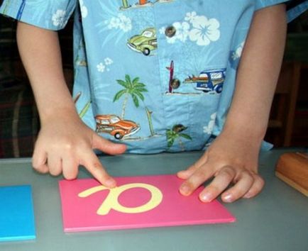 bord Montessori și alte materiale cu mâinile (46 poze) jocuri și manuale, cutie, dur și scrisori