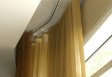 Perdele pentru perdele pentru imagine plafon suspendat, care este cel mai bine atunci când a suspendat și cum să se stabilească de nișă ascunse