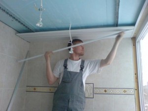 Cum de a fixa panourile de plastic pentru tavan în diferite condiții de cazare