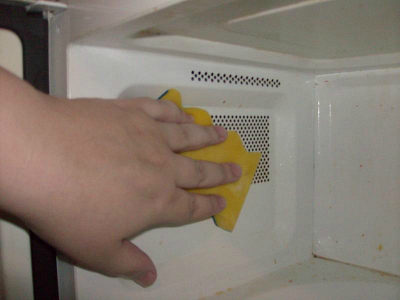Cum să se spele un cuptor cu microunde de vaselina veche din interiorul casei