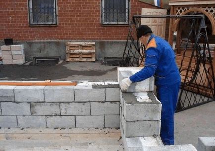 Cum de a construi o casa de propriile lor blocuri de ghidare mâini